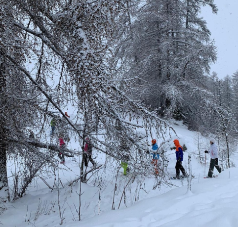 Randonnée en raquettes dans la forêt enneigée, aux alentours du chalet